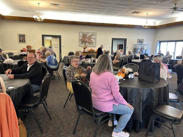 senior-center-lunchtime-1