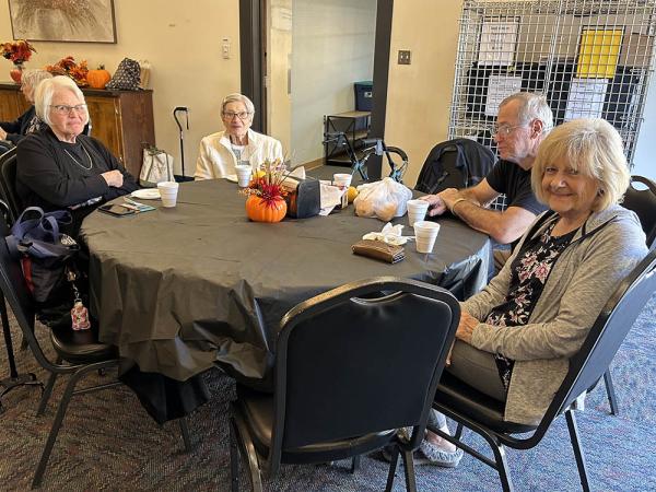 senior-center-lunchtime-3