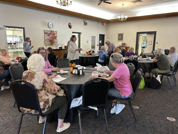 senior-center-lunchtime-4